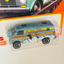 2024 Matchbox MBX Metro 75 Chevy Van celeste metálico - Detalle de Piocha