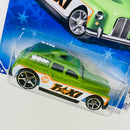 2009 Hot Wheels Target Exclusive Tarjeta Snowflake HW City Works Cockney Cab II verde con blanco OH5 base ZAMAC - Detalle Burbuja