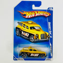 2009 Hot Wheels HW City Works Cockney Cab II dorado con negro OH5 base ZAMAC - Detalle Burbuja