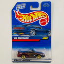 1999 Hot Wheels 96 Ford Mustang 1058 rojo metálico LW base ZAMAC