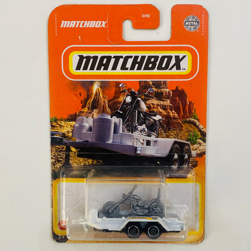 2022 Matchbox MBX Off-Road MBX Cycle Trailer blanco con motocicleta chopper gris