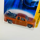 2007 Hot Wheels New Models Chevy Silverado naranja metálico OH5 Primera Edición - Incluye Moto Extraíble