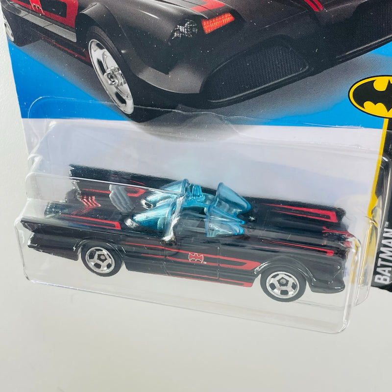 2022 Hot Wheels Batman TV Series Batmobile negro RSW Tarjeta Internacional
