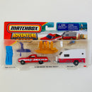 2025 Matchbox Adventure Pack MBX Surfing II - 61 Ford Ranchero, MBX Travel Trailer II y 3 Figuras de Playa y Surf