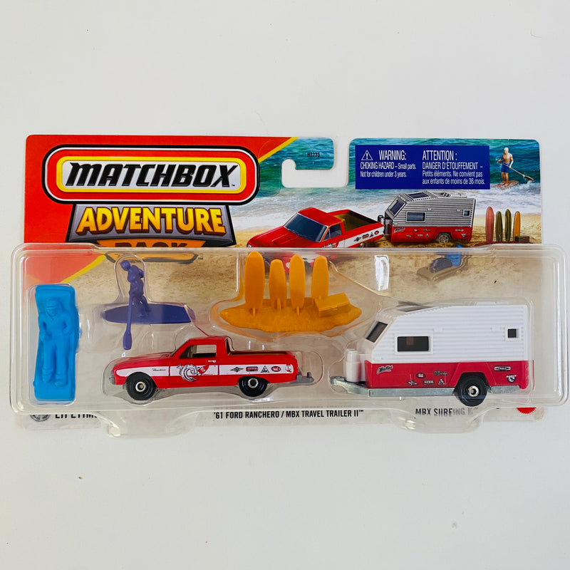 2025 Matchbox Adventure Pack MBX Surfing II - 61 Ford Ranchero, MBX Travel Trailer II y 3 Figuras de Playa y Surf