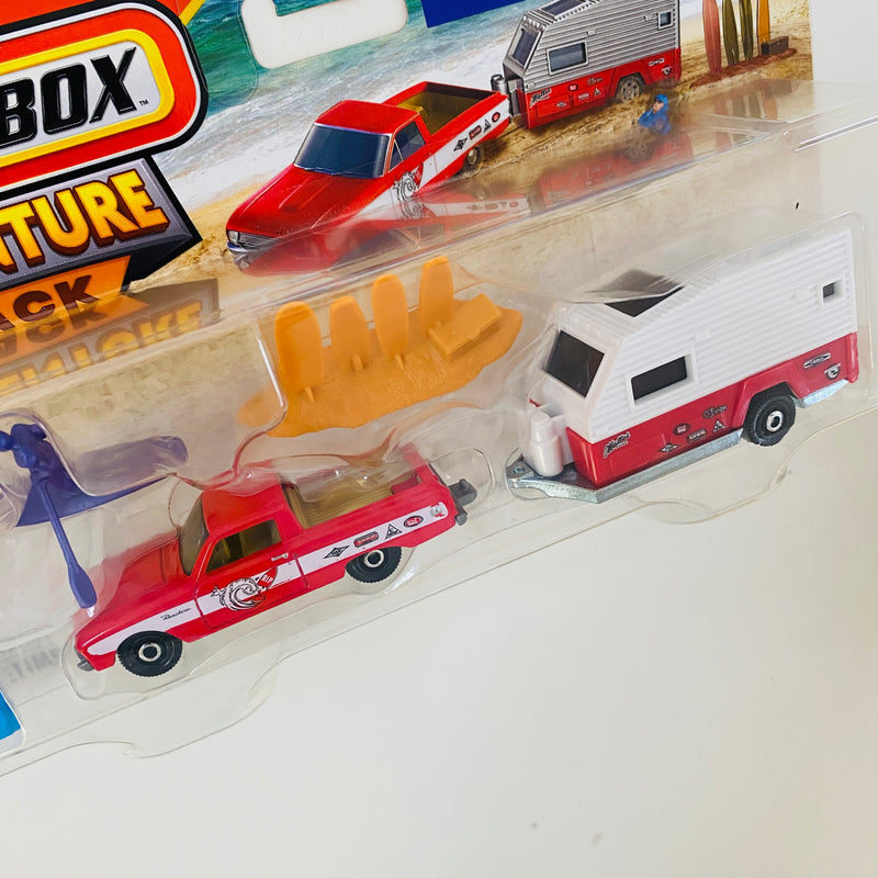 2025 Matchbox Adventure Pack MBX Surfing II - 61 Ford Ranchero, MBX Travel Trailer II y 3 Figuras de Playa y Surf