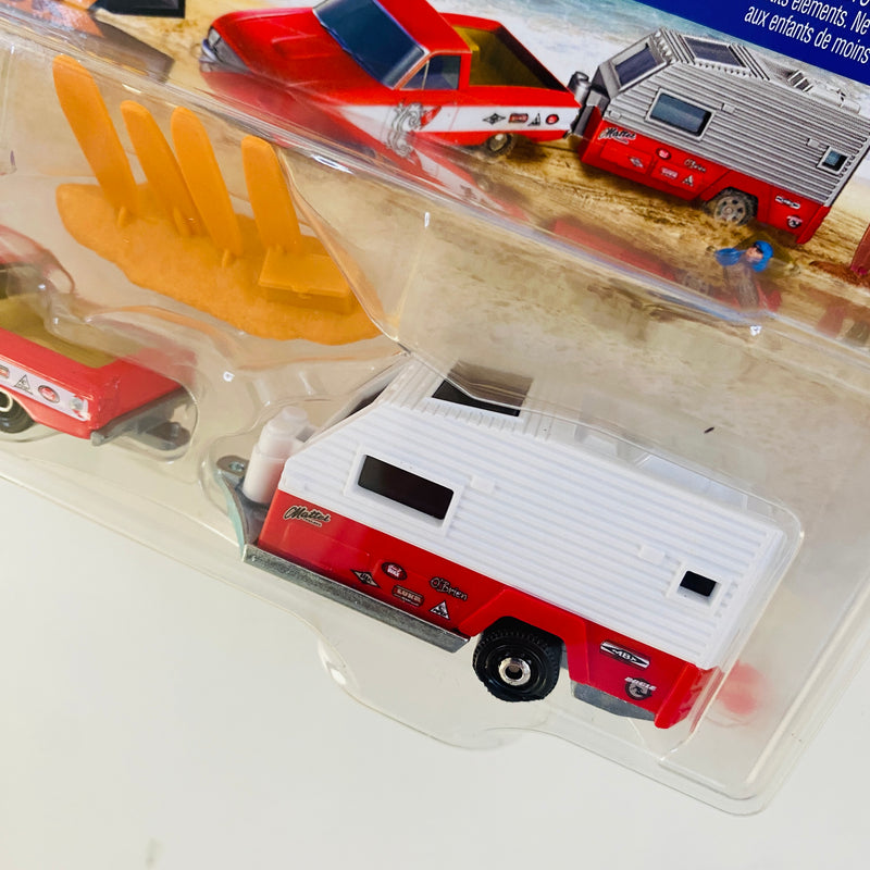 2025 Matchbox Adventure Pack MBX Surfing II - 61 Ford Ranchero, MBX Travel Trailer II y 3 Figuras de Playa y Surf