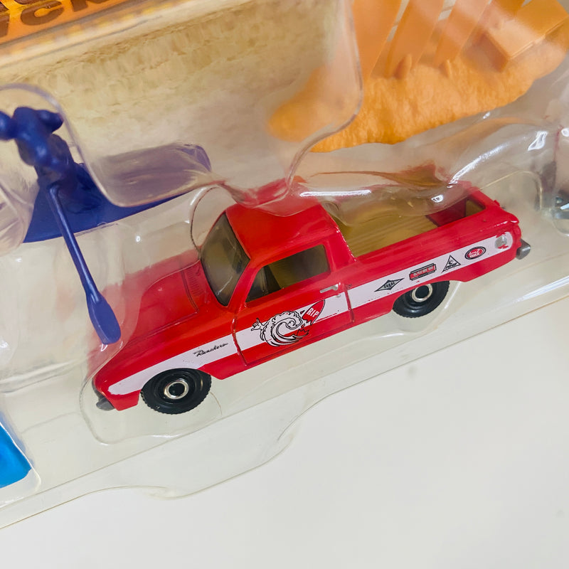 2025 Matchbox Adventure Pack MBX Surfing II - 61 Ford Ranchero, MBX Travel Trailer II y 3 Figuras de Playa y Surf