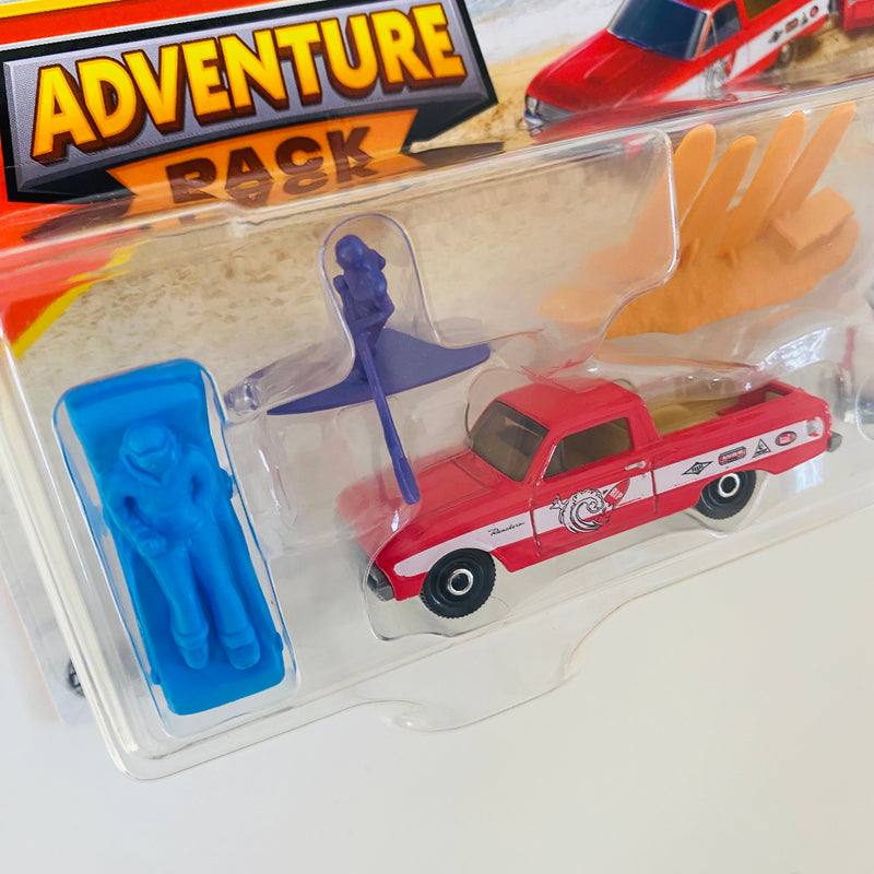 2025 Matchbox Adventure Pack MBX Surfing II - 61 Ford Ranchero, MBX Travel Trailer II y 3 Figuras de Playa y Surf