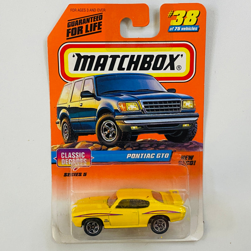 1998 Matchbox Classic Decades Pontiac GTO 38 amarillo