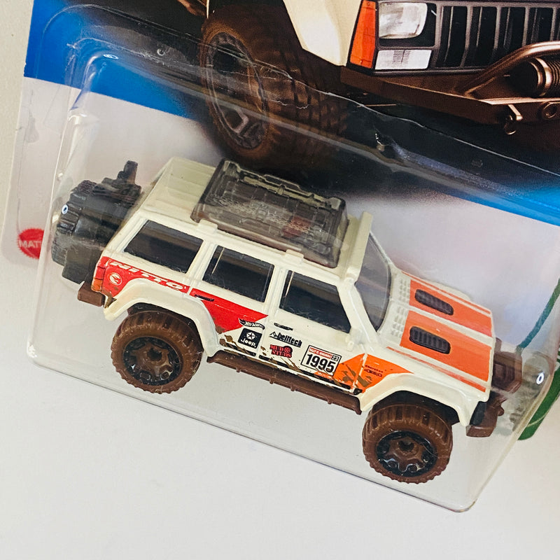 2023 Hot Wheels Treasure Hunt Mud Studs 95 Jeep Cherokee blanco BLOR