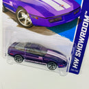 2013 Hot Wheels HW Showroom Corvette 60th Anniversary 80s Corvette Chevrolet morado metálico J5 base ZAMAC