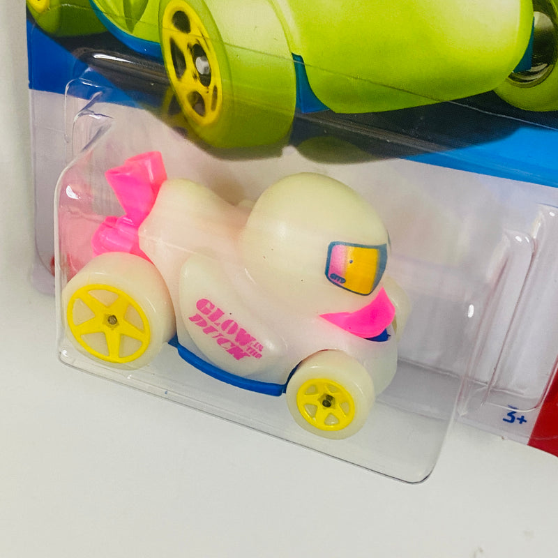 2024 Hot Wheels Let's Race NETFLIX Duck N Roll blanco 5SP Glow in the Dark - Brilla en la Oscuridad