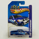 2013 Hot Wheels HW Showroom Nissan Titan azul metálico OH5 - Detalle Burbuja