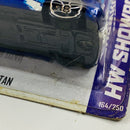 2013 Hot Wheels HW Showroom Nissan Titan azul metálico OH5 - Detalle Burbuja