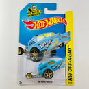 2014 Hot Wheels HW Off-Road HW Poppa Wheelie Reliant Regal celeste 5SP base ZAMAC Primera Edición