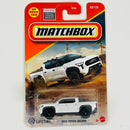 2025 Matchbox MBX Adventure 2024 Toyota Tacoma blanco Primera Edición