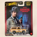 2026 Hot Wheels Premium Pop Culture Stranger Things 1985 Chevrolet K5 Blazer beige metálico Llantas de Goma RR base ZAMAC Primera Edición