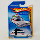 2010 Hot Wheels New Models Los Cazafantasmas Ghostbusters Ecto-1 blanco 5SP Primera Edición