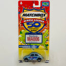 2002 Matchbox Across America 50th Birthday Series Massachusetts 1962 Volkswagen Beetle celeste metálico - Incluye Placa de Auto