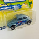 2002 Matchbox Across America 50th Birthday Series Massachusetts 1962 Volkswagen Beetle celeste metálico - Incluye Placa de Auto