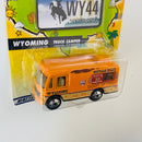 2002 Matchbox Across America 50th Birthday Series Wyoming Truck Camper naranja - Incluye Placa de Auto