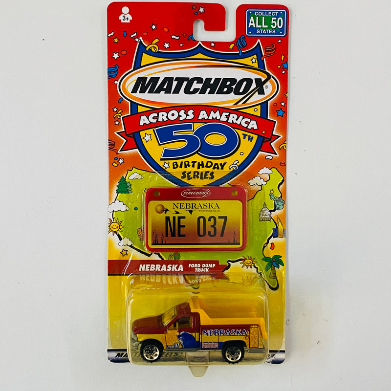 2002 Matchbox Across America 50th Birthday Series Nebraska Ford Dump Truck rojo - Incluye Placa de Auto