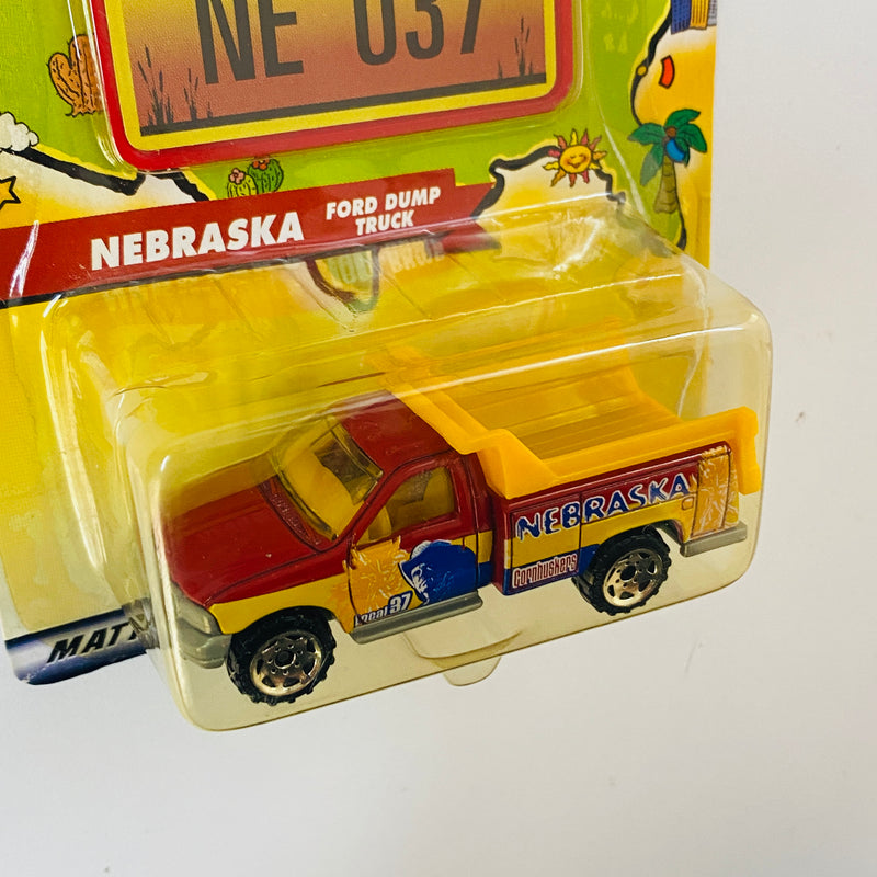 2002 Matchbox Across America 50th Birthday Series Nebraska Ford Dump Truck rojo - Incluye Placa de Auto