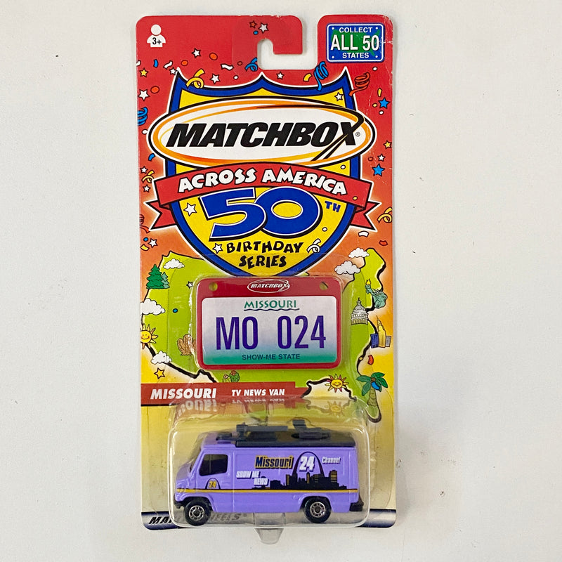 2002 Matchbox Across America 50th Birthday Series Missouri TV News Van morado - Incluye Placa de Auto