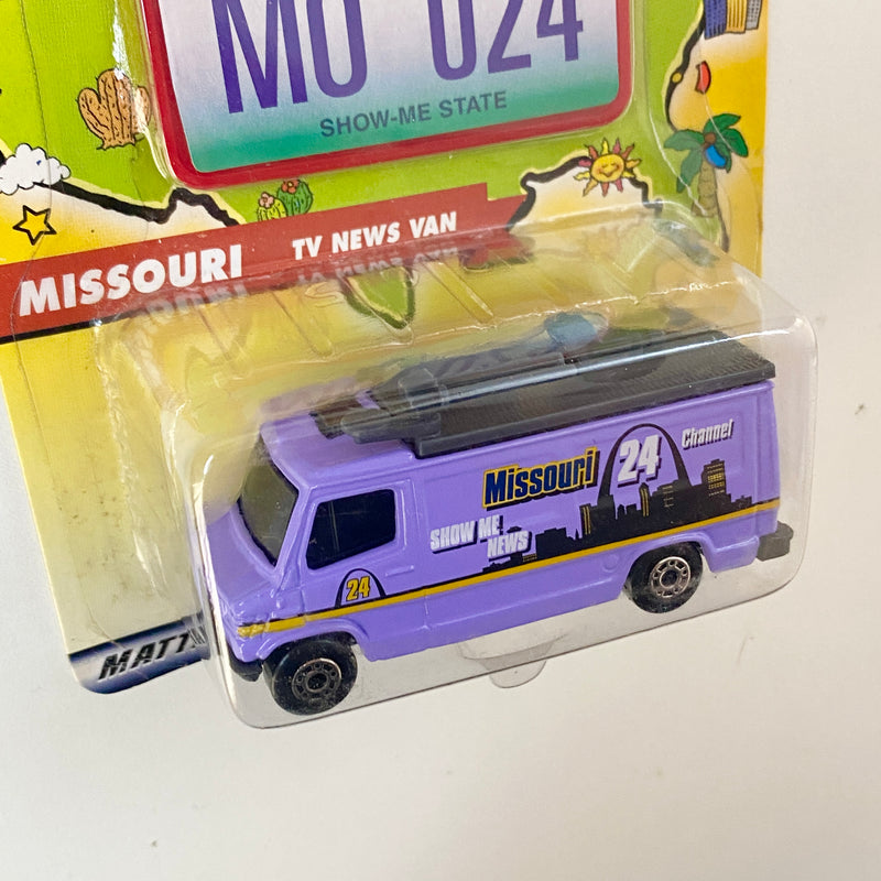 2002 Matchbox Across America 50th Birthday Series Missouri TV News Van morado - Incluye Placa de Auto