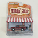 2024 Greenlight The Hobby Shop Series 16 1978 Plymouth Trail Duster with Backpacker rojo Llantas de Goma con Figura Diorama