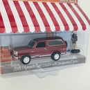 2024 Greenlight The Hobby Shop Series 16 1978 Plymouth Trail Duster with Backpacker rojo Llantas de Goma con Figura Diorama