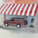 2024 Greenlight The Hobby Shop Series 16 1978 Plymouth Trail Duster with Backpacker rojo Llantas de Goma con Figura Diorama