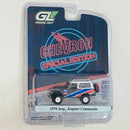 2024 Greenlight Chevron Special Edition 1970 Jeep Jeepster Commando gris con blanco Llantas de Goma