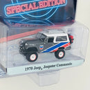 2024 Greenlight Chevron Special Edition 1970 Jeep Jeepster Commando gris con blanco Llantas de Goma