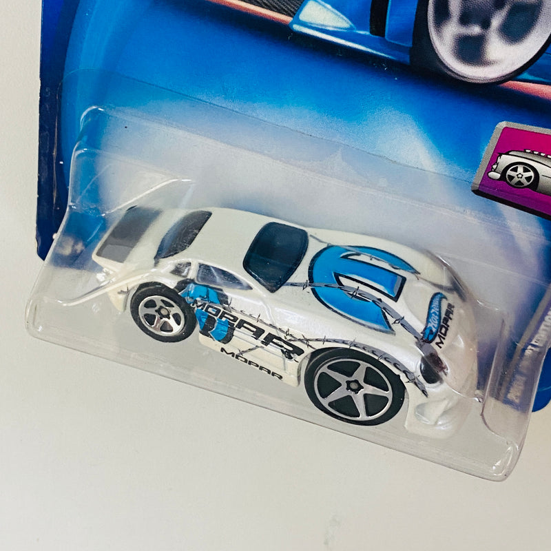 2004 Hot Wheels First Editions Hardnoze Dodge Neon 018 blanco metálico 5SP Primera Edición