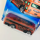 2009 Hot Wheels HW City Works Surfin School Bus marrón con flamas 5SP