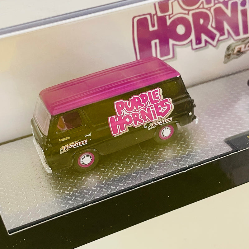 2022 M2 Machines Auto-Haulers Limited Edition 1/8,400 Purple Hornies Flowtech 1965 Ford Econoline Truck y 1988 Ford Mustang GT R56 22-15 con Llantas de Goma
