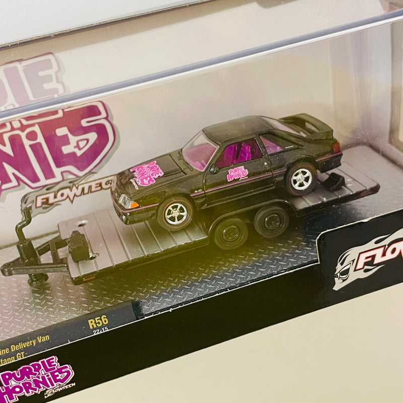 2022 M2 Machines Auto-Haulers Limited Edition 1/8,400 Purple Hornies Flowtech 1965 Ford Econoline Truck y 1988 Ford Mustang GT R56 22-15 con Llantas de Goma