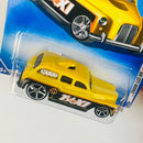 2009 Hot Wheels HW City Works Cockney Cab II dorado con negro OH5 base ZAMAC