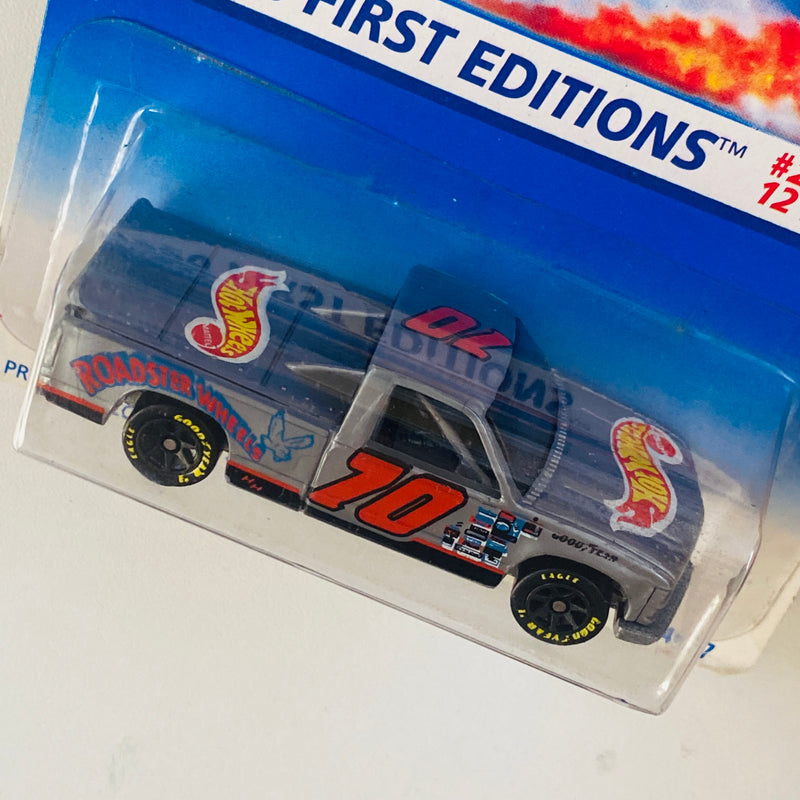1996 Hot Wheels First Editions Chevy 1500 Silverado C1500 gris Goodyear 7SP base ZAMAC Primera Edición