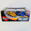 2002 Hot Wheels 100% Limited Edition Vintage Pony Wars Road Racing Set de 2 con Llantas de Goma RR - 1970 Ford Mustang Boss y 69 Camaro Chevrolet