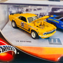 2002 Hot Wheels 100% Limited Edition Vintage Pony Wars Road Racing Set de 2 con Llantas de Goma RR - 1970 Ford Mustang Boss y 69 Camaro Chevrolet