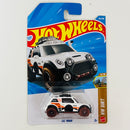 2026 Hot Wheels HW Dirt Lil Roar Mini Cooper blanco BAJA5