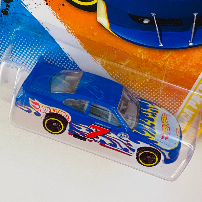 2011 Hot Wheels New Models Danica Patrick 2010 Chevy Impala azul con flamas MC5 Primera Edición