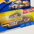 2003 Hot Wheels Pavement Pounders Exclusive Scorchin Scooter y camión Blown Truck