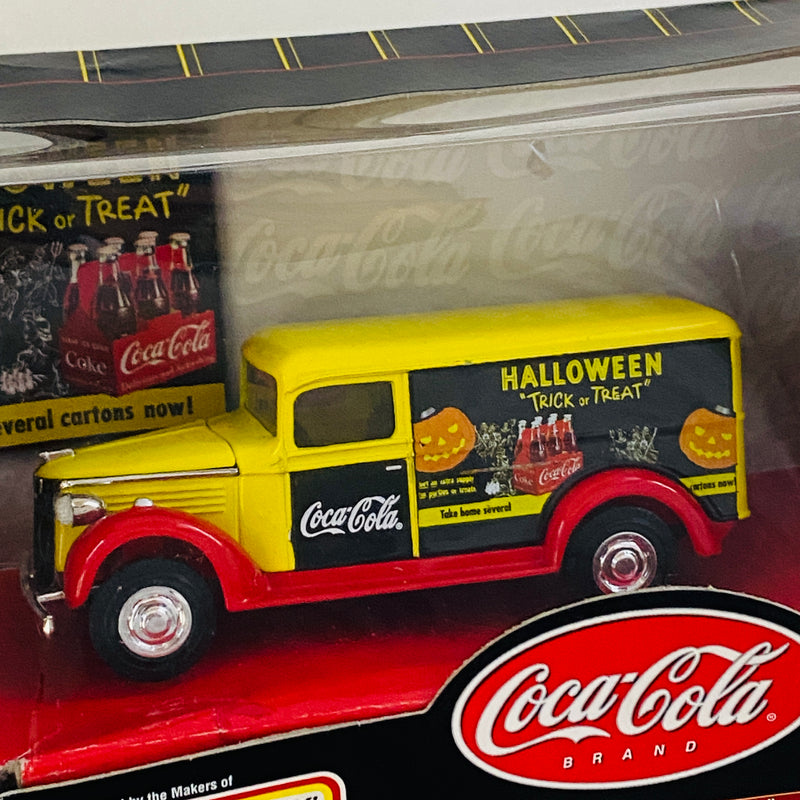 1999 Matchbox Collectibles 1:43 Coca Cola Collection Coke Holidays 1937 GMC Panel Van Halloween rojo con amarillo Llantas de Goma - Detalle Caja - Escala 1:43