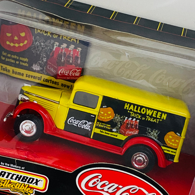 1999 Matchbox Collectibles 1:43 Coca Cola Collection Coke Holidays 1937 GMC Panel Van Halloween rojo con amarillo Llantas de Goma - Detalle Caja - Escala 1:43