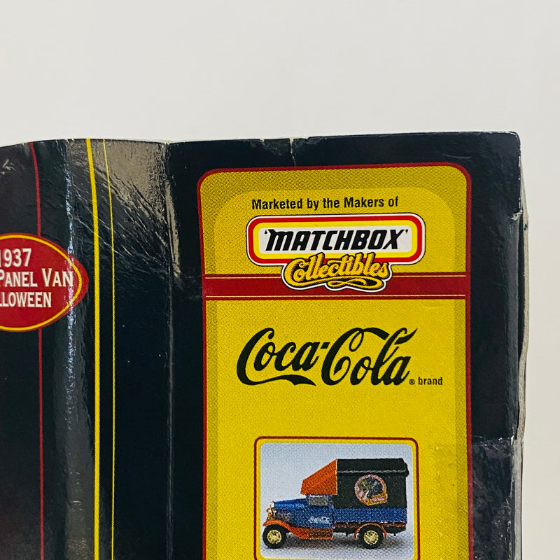 1999 Matchbox Collectibles 1:43 Coca Cola Collection Coke Holidays 1937 GMC Panel Van Halloween rojo con amarillo Llantas de Goma - Detalle Caja - Escala 1:43