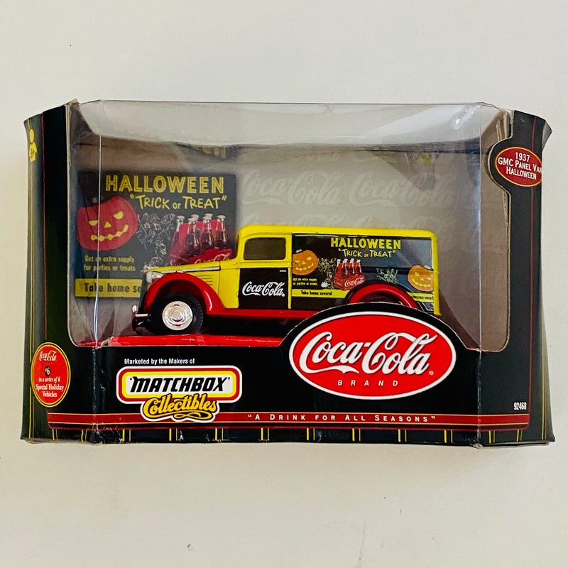 1999 Matchbox Collectibles 1:43 Coca Cola Collection Coke Holidays 1937 GMC Panel Van Halloween rojo con amarillo Llantas de Goma - Detalle Caja - Escala 1:43